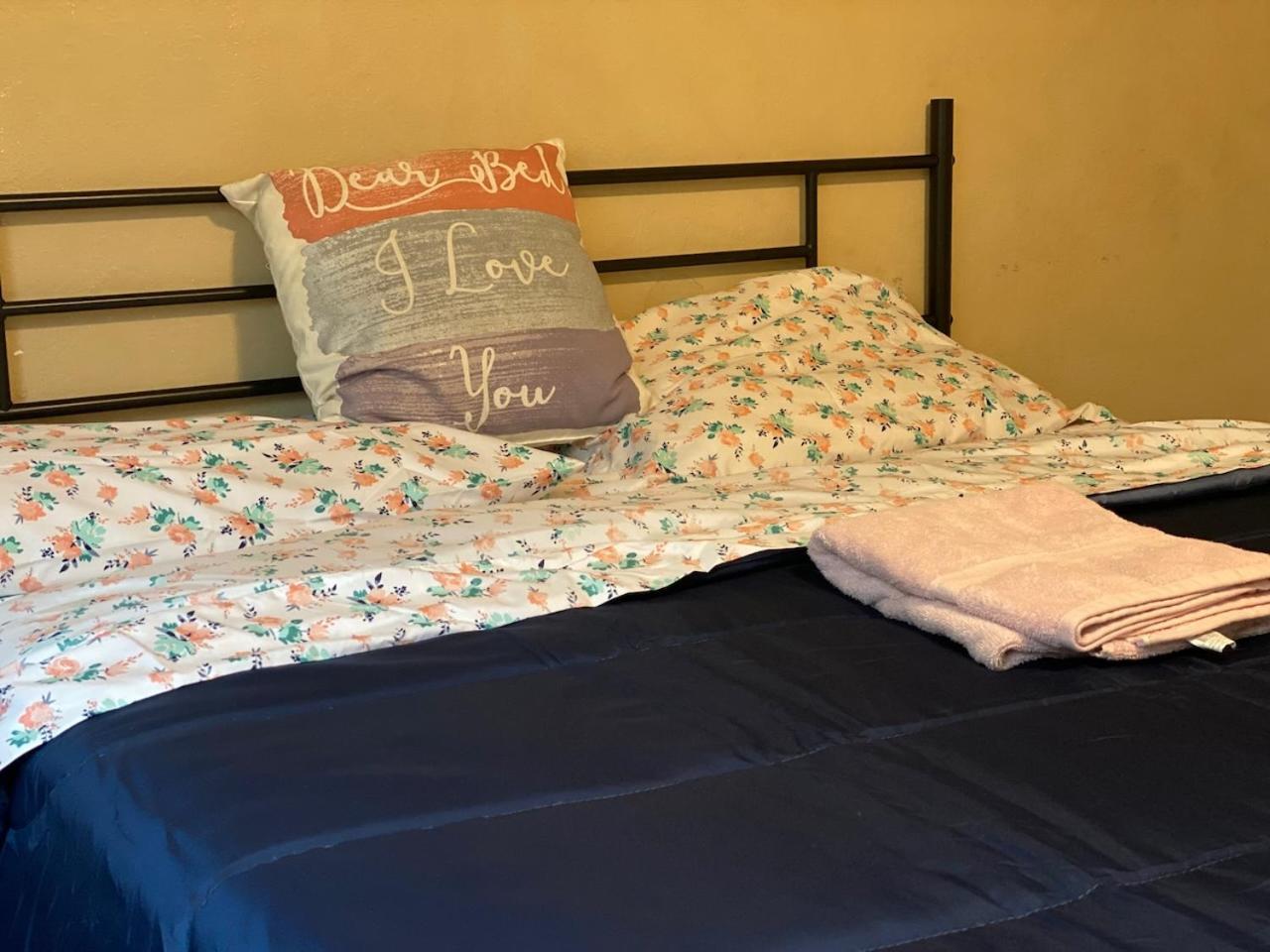 Whole Family - Rosemont Hostel Сакраменто Екстериор снимка